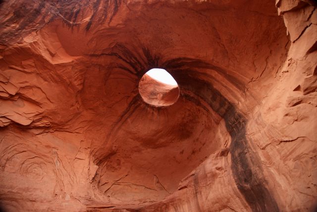 Monument Valley - Big Hogan (hole)