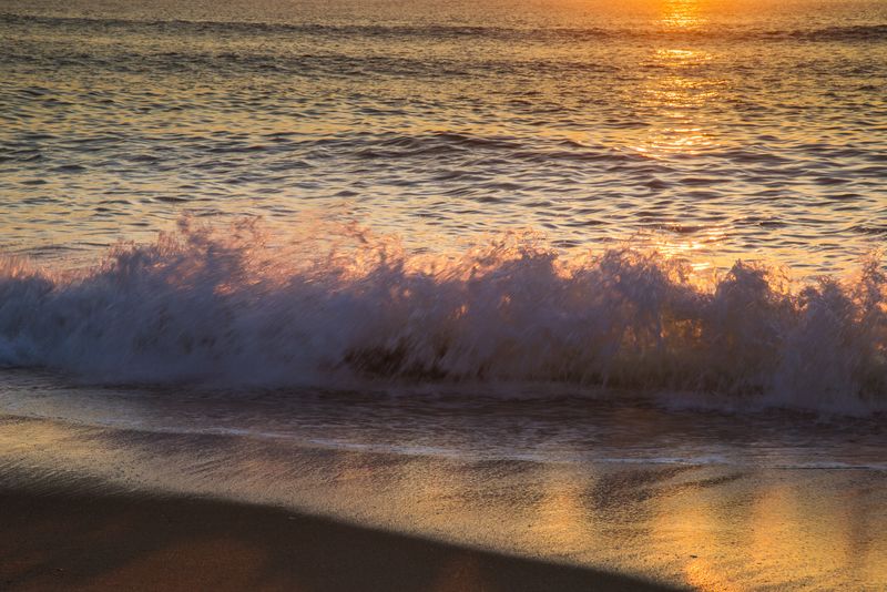 Sunrise against the waves 