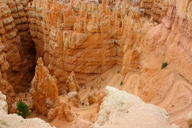 Bryce NP -- Navajo Trail