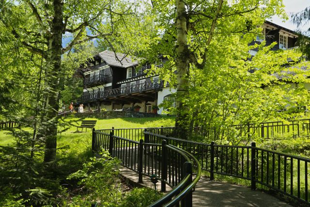 Lake McDonald Lodge 