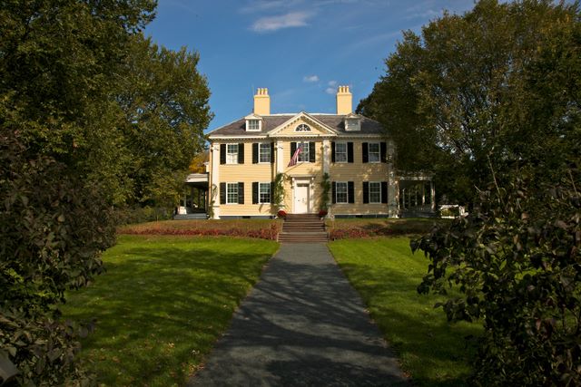 Front view of Longfellow's Home 