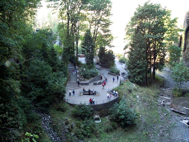 Multnomah Falls - Walkway to Falls 