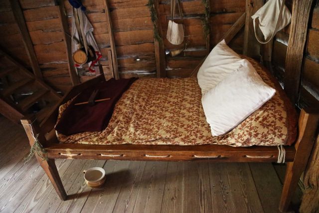 Yorktown Victory Center -- Bed - people must have short back then 